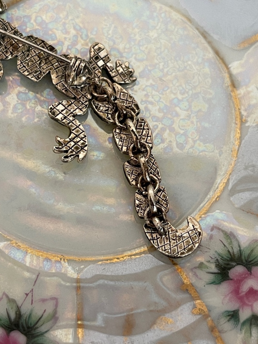 Vintage Chico’s Articulated Glitter Enamel Gecko Lizard Brooch - Picture 9 of 9